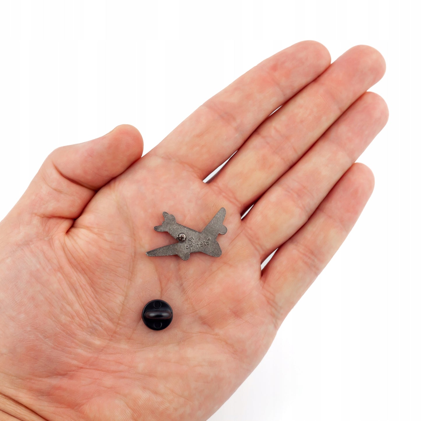 Weiß-blaues Flugzeug - Anstecker für den Reisenden