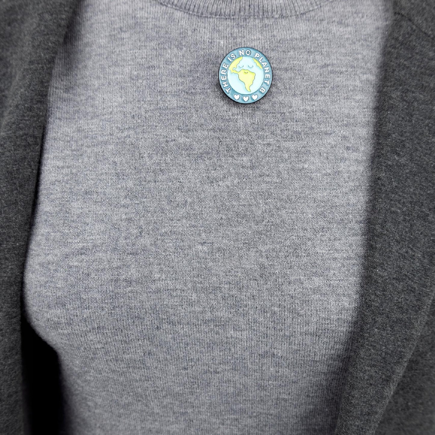 Ökologischer Pin mit dem Slogan „There is no planet B“