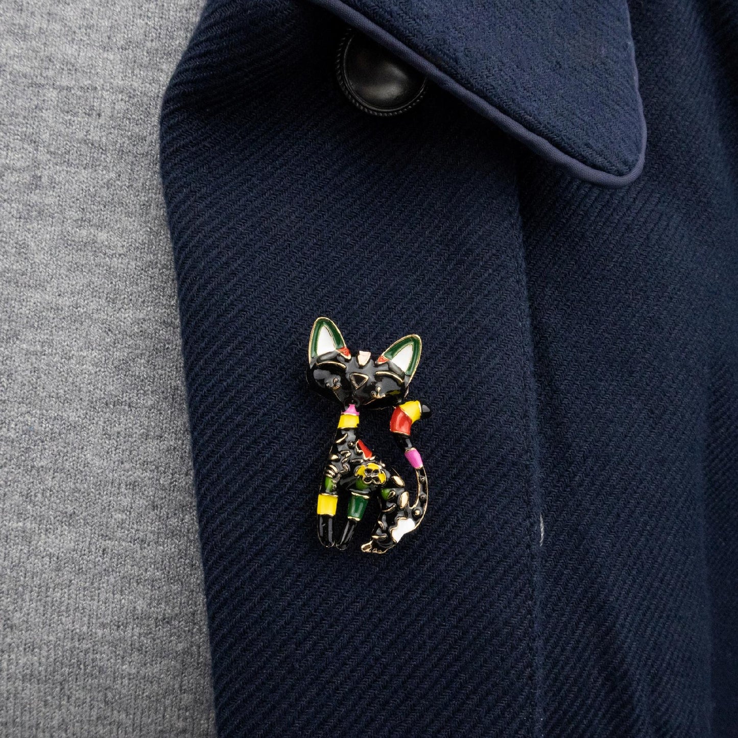 Schwarz gefleckte Katze – eine Brosche als Geschenk für einen Katzenliebhaber