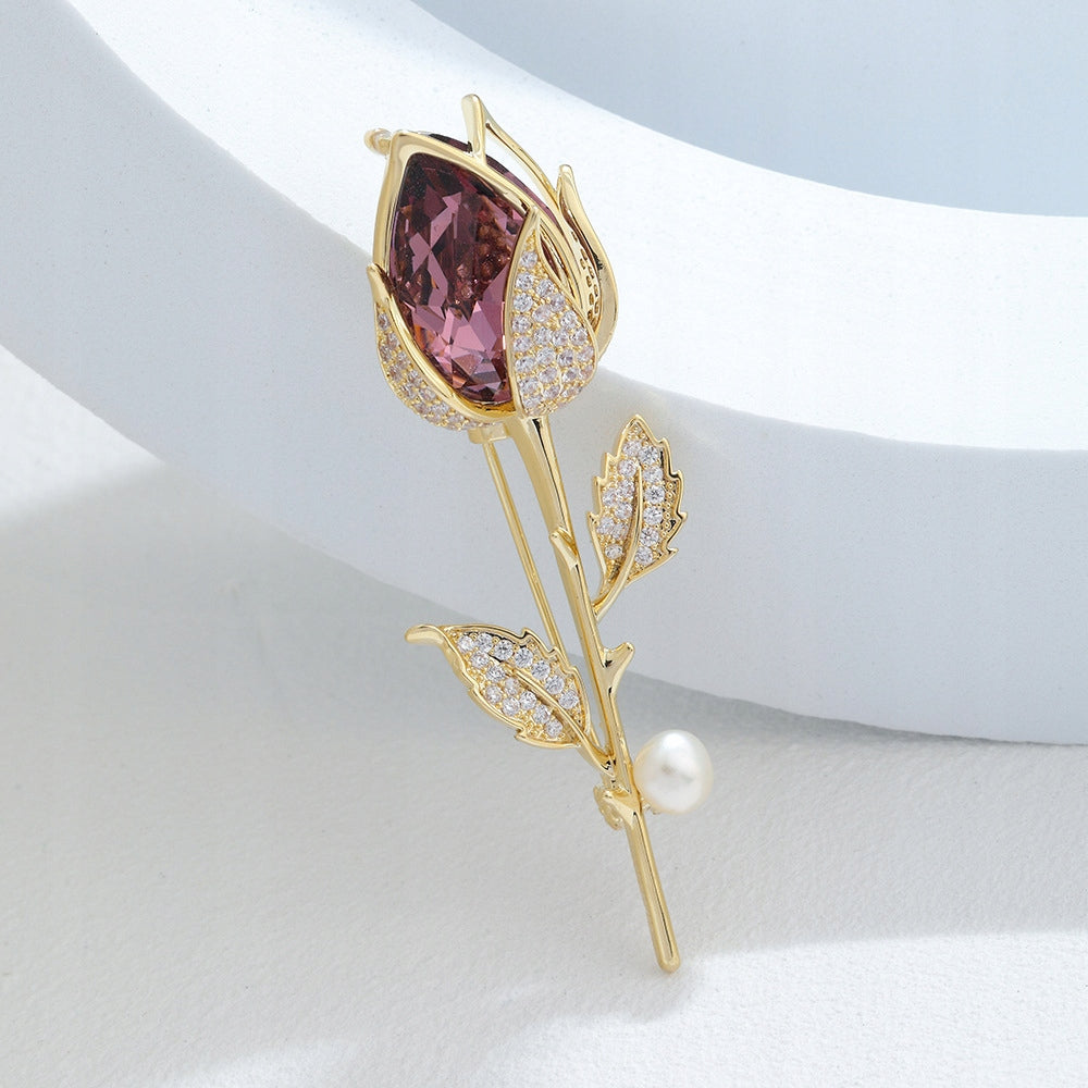 Rose mit Zirkonen und einer Perle – 14 Karat vergoldete Brosche