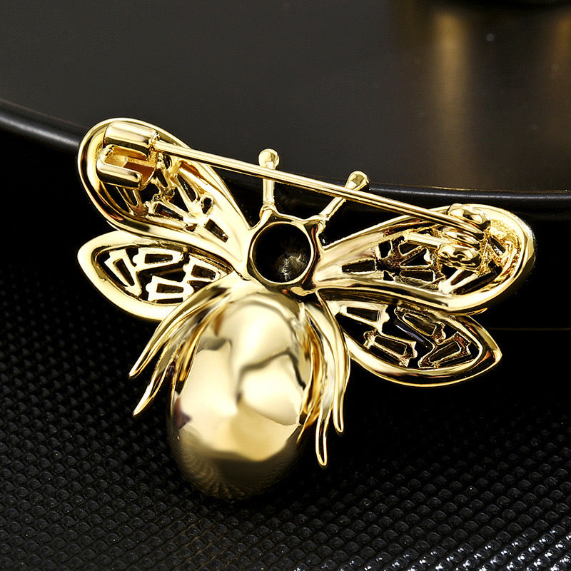 Goldene Fliege mit grünem Hinterleib - 14K vergoldete Brosche
