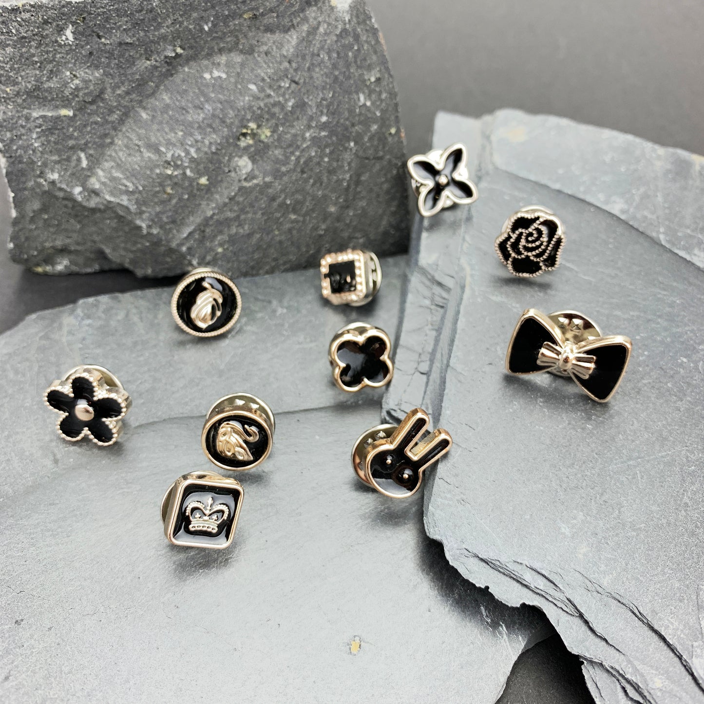10er-Set Pins mit femininen Motiven