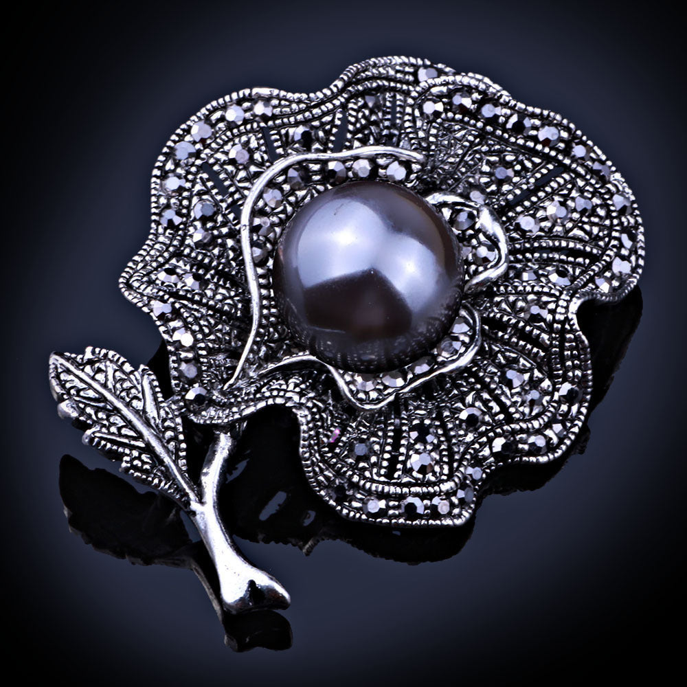 Blumenbrosche mit Perle