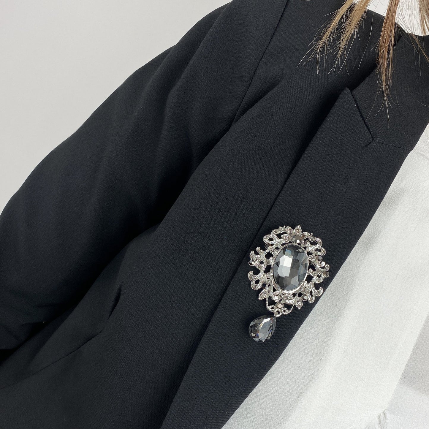 Barocke Brosche mit Zirkonia
