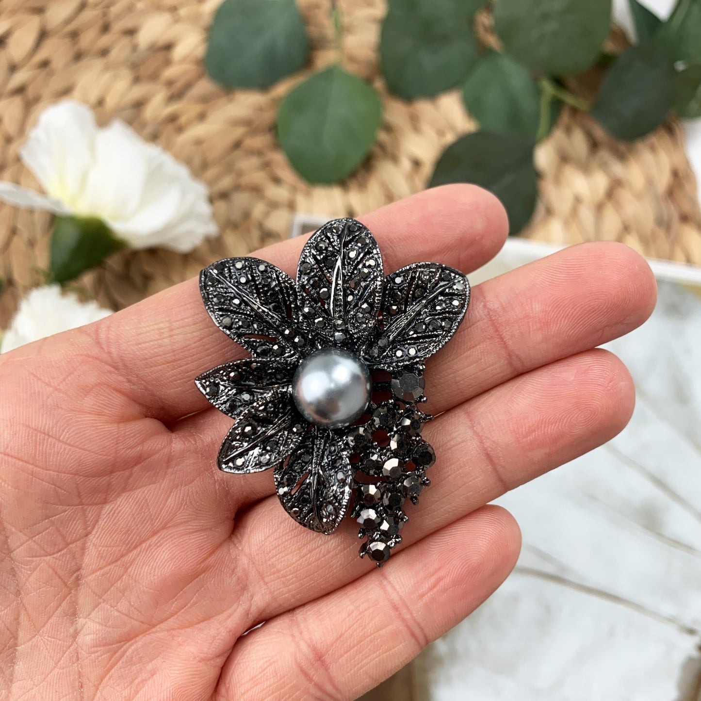 Schwarze Blume mit Perlenbrosche