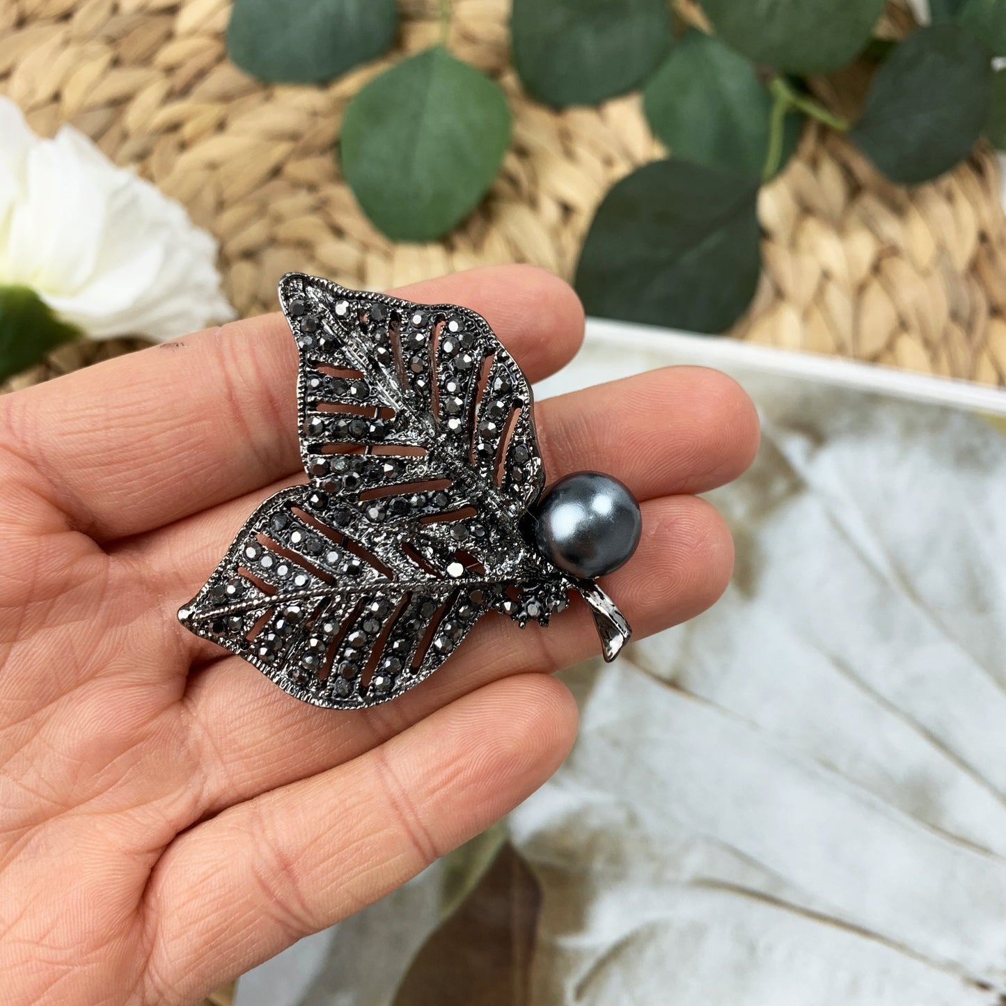 Blätterbrosche mit Perle