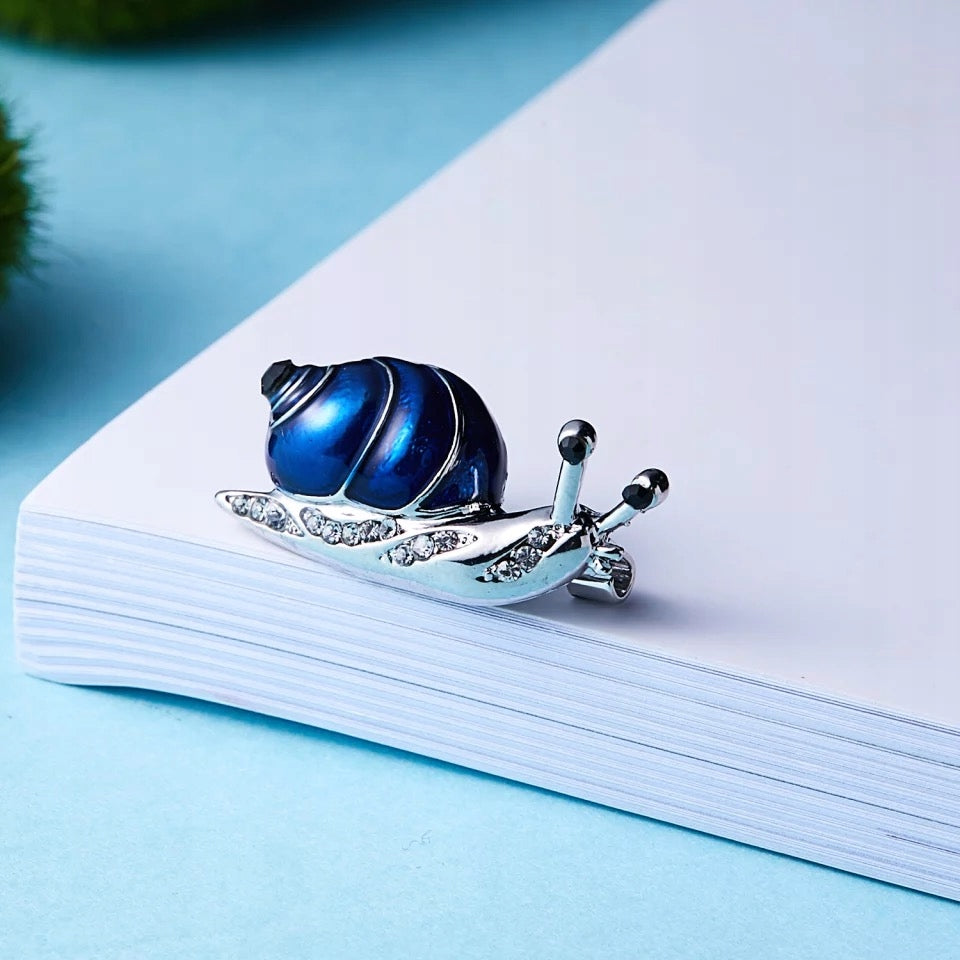 Silberne Schnecke mit blauem Gehäuse - Brosche