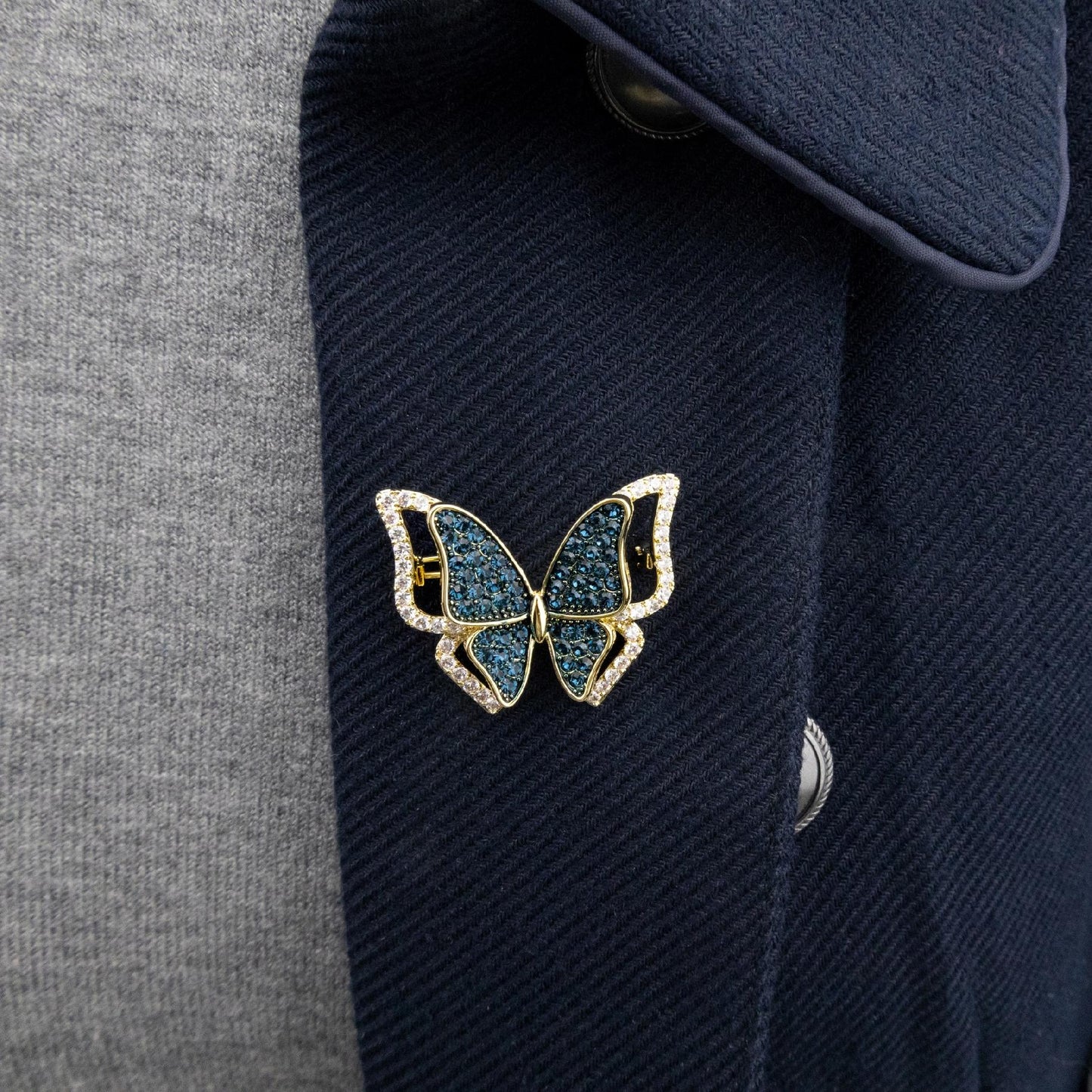 Blauer Schmetterling – 14 Karat vergoldete Brosche