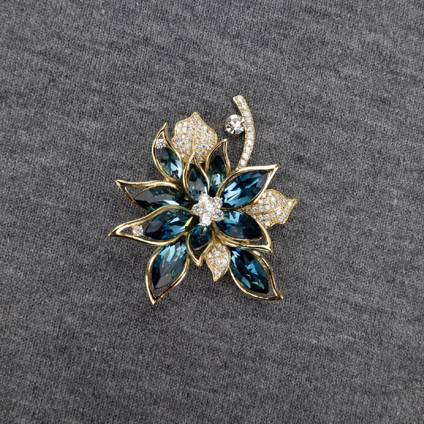 Blaue Blume mit Zirkonia – 14 Karat vergoldete Brosche