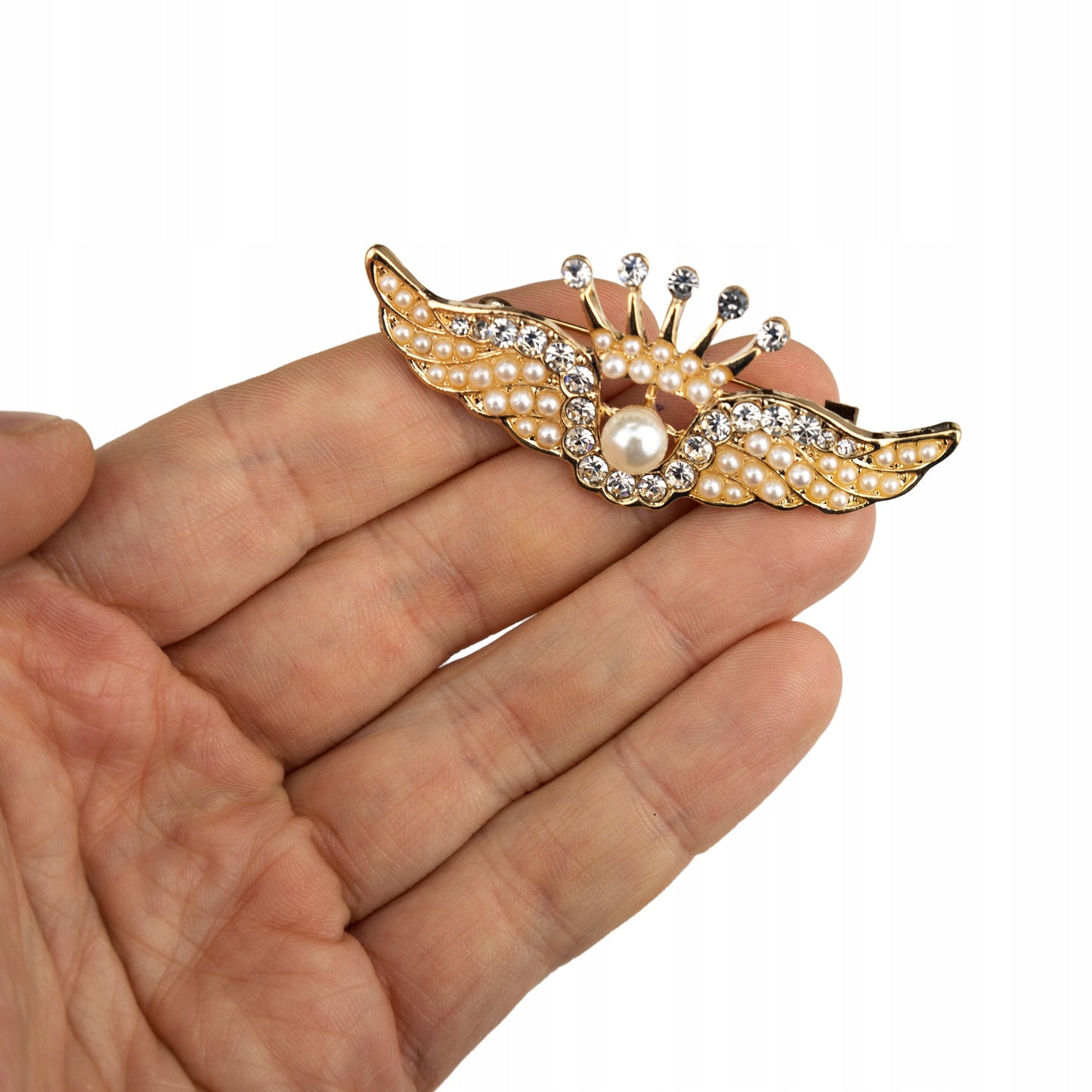 Flügel mit einer Krone - goldene Brosche mit Zirkonen und einer Perle