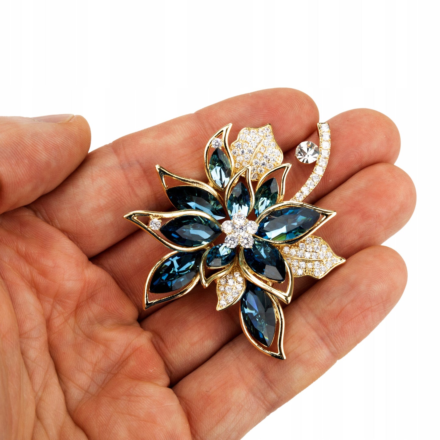 Blaue Blume mit Zirkonia – 14 Karat vergoldete Brosche