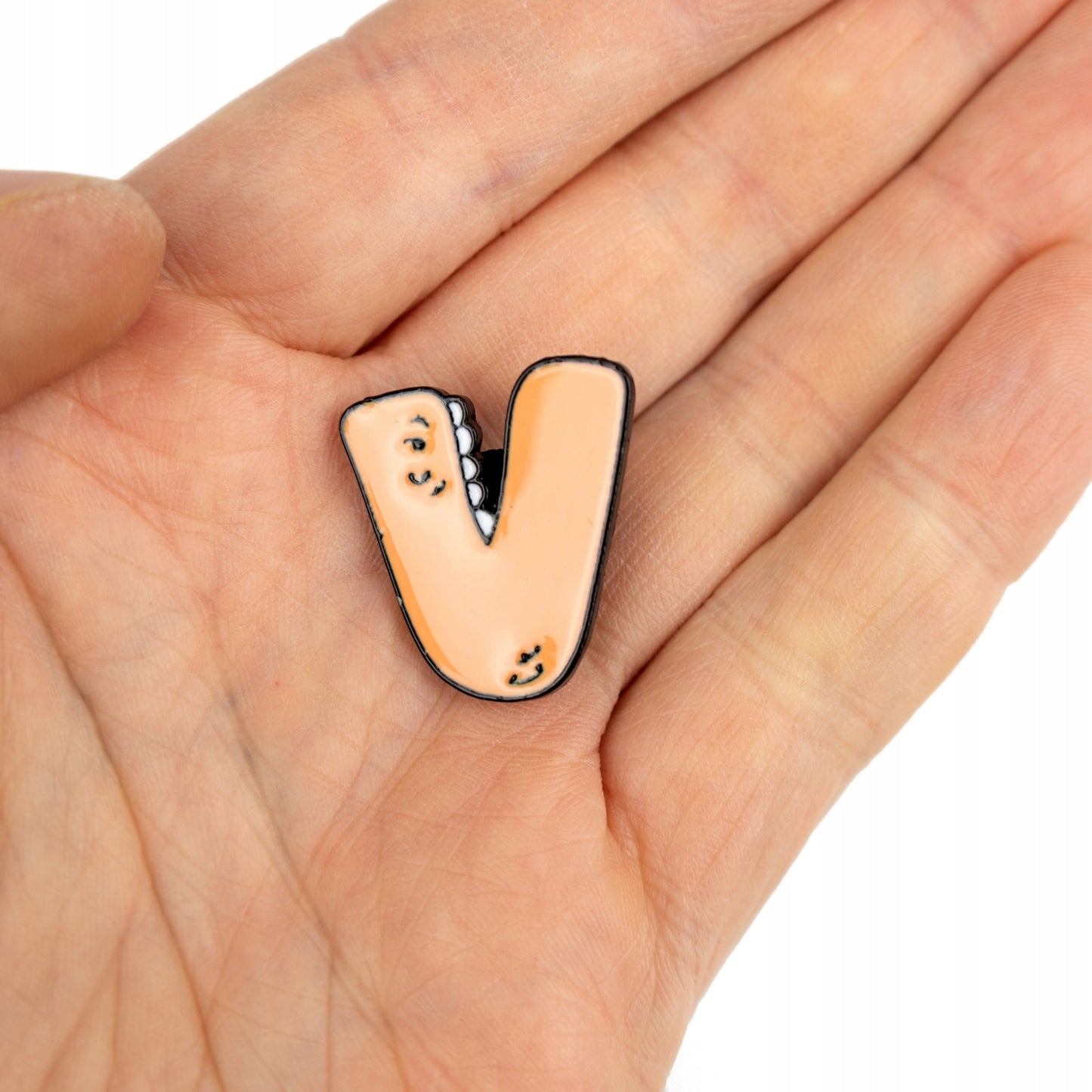 Buchstabe V mit Zähnen - gelbe Anstecknadel