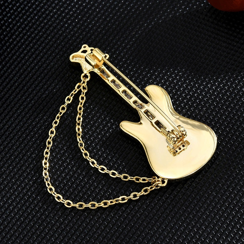 Gitarre mit Kette und LOVE-Aufschrift – 14K vergoldete Brosche