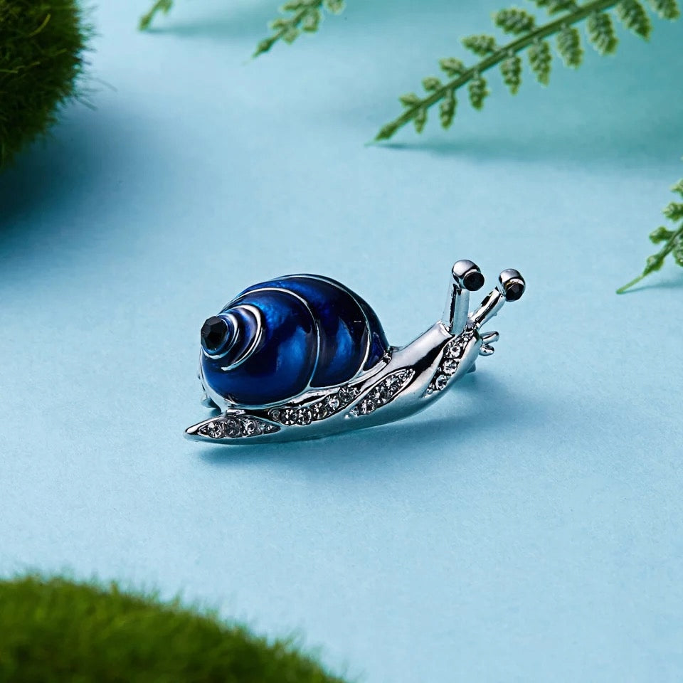 Silberne Schnecke mit blauem Gehäuse - Brosche