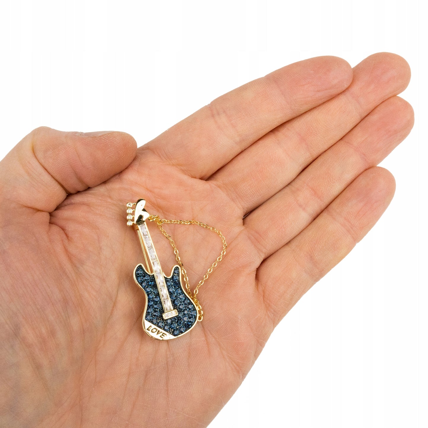Gitarre mit Kette und LOVE-Aufschrift – 14K vergoldete Brosche