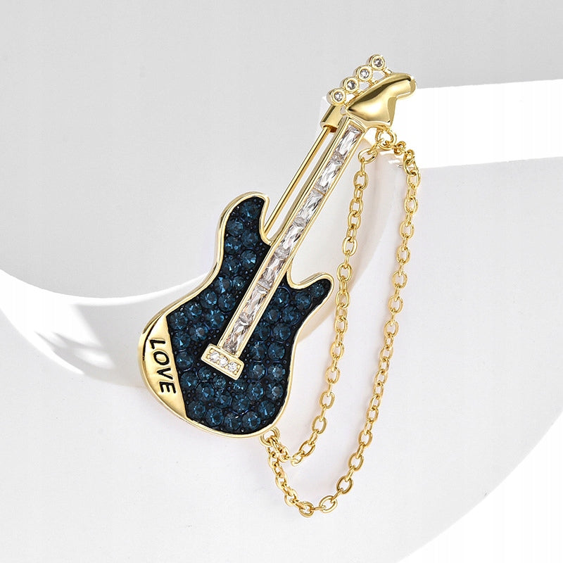 Gitarre mit Kette und LOVE-Aufschrift – 14K vergoldete Brosche