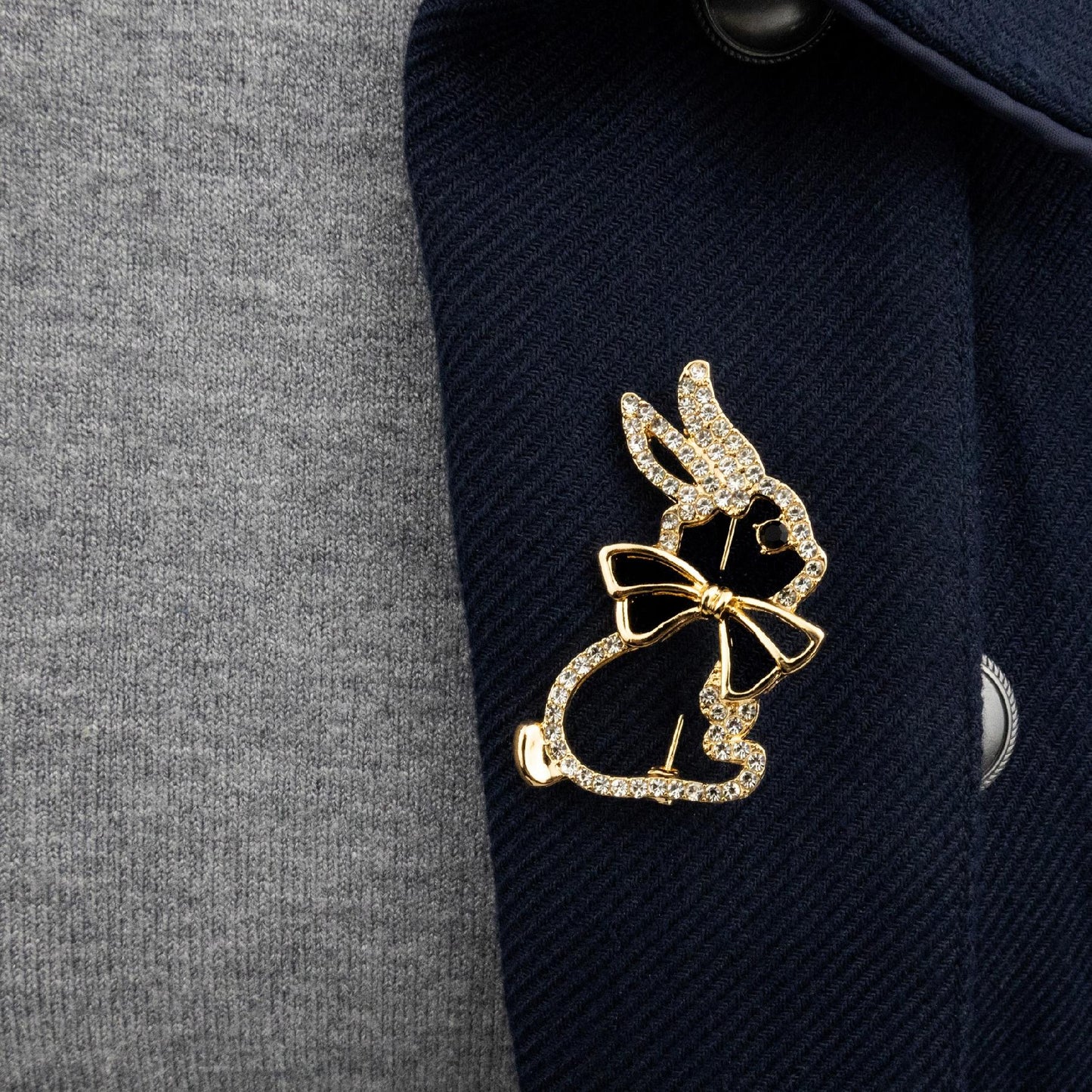Hase mit Schleife - Goldbrosche mit Zirkonia