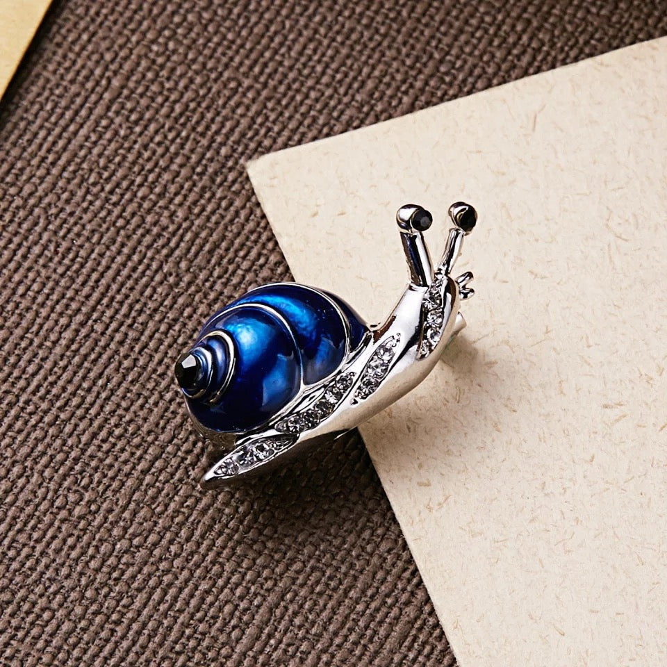 Silberne Schnecke mit blauem Gehäuse - Brosche