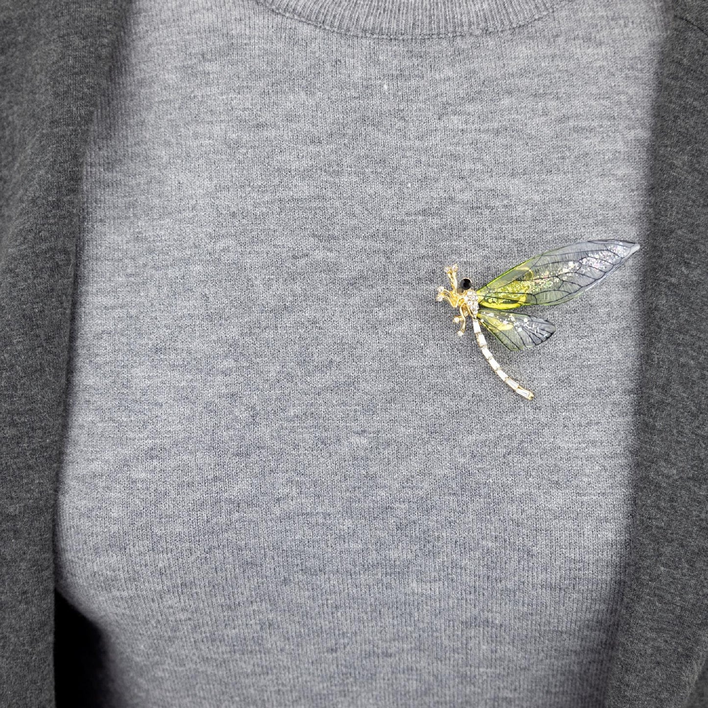 Libelle mit grünen Harzflügeln - Brosche
