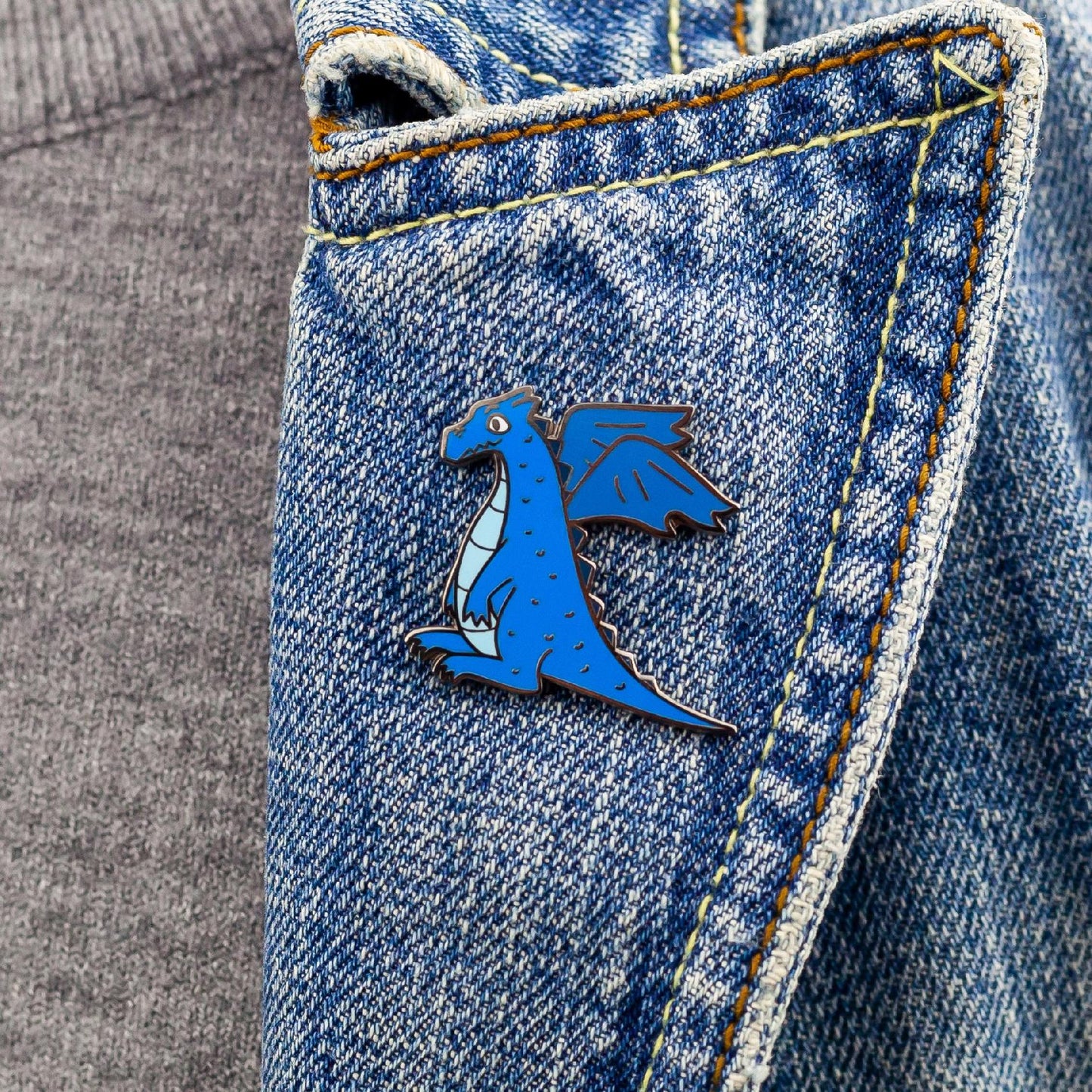 Blauer Drache - Anstecker für ein Kind