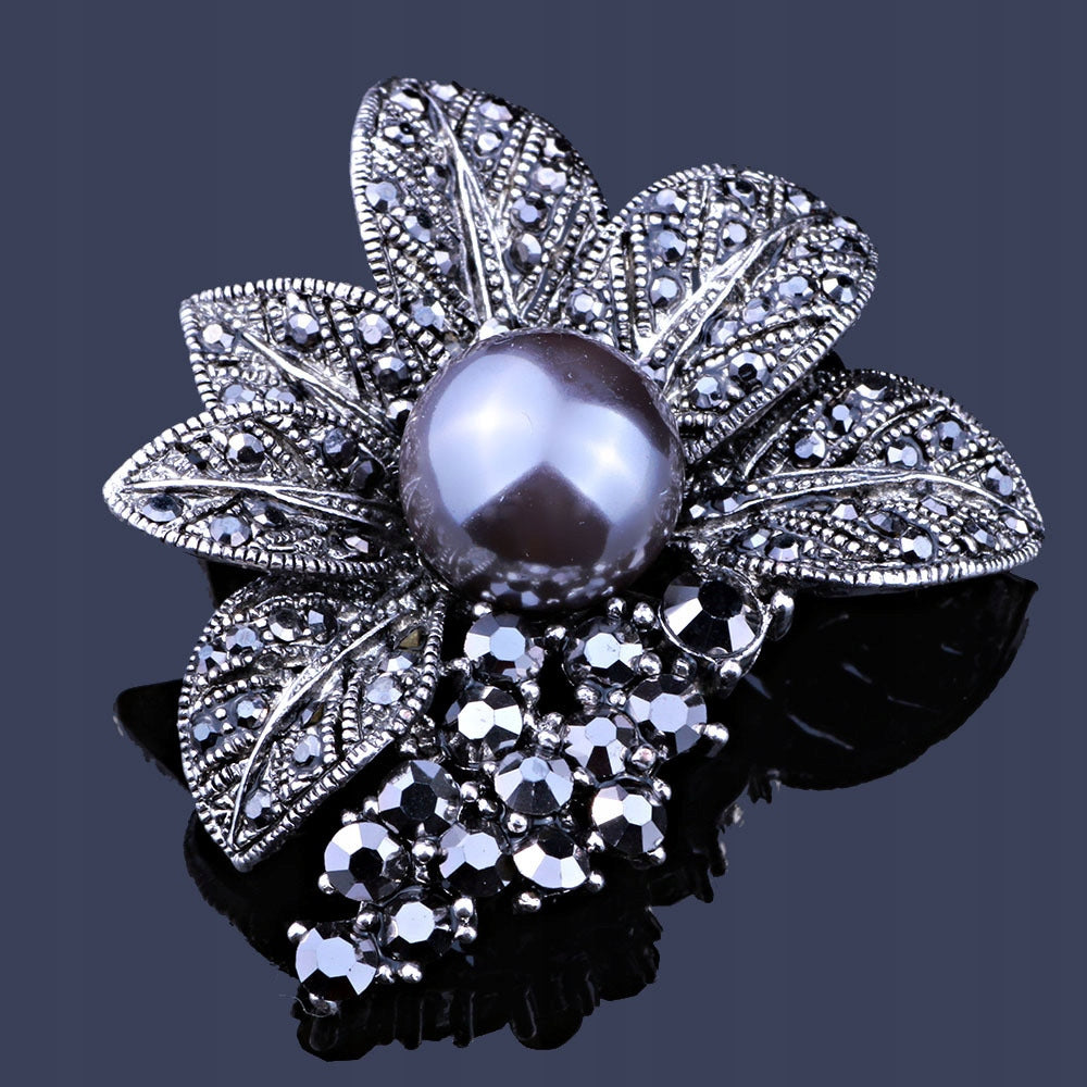 Schwarze Blume mit Perlenbrosche