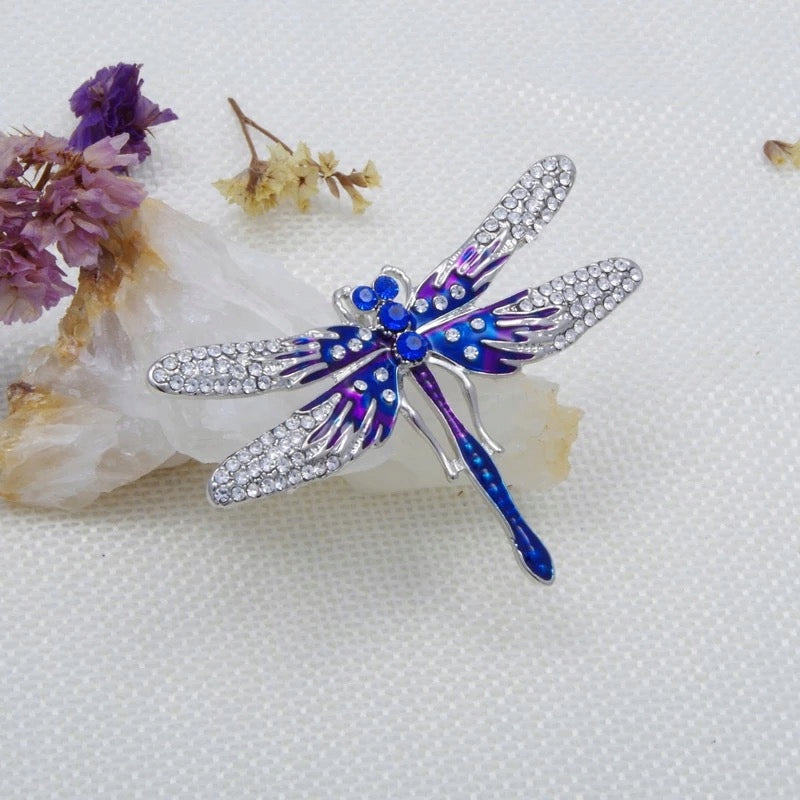 Blaue Libelle mit Zirkoniabrosche