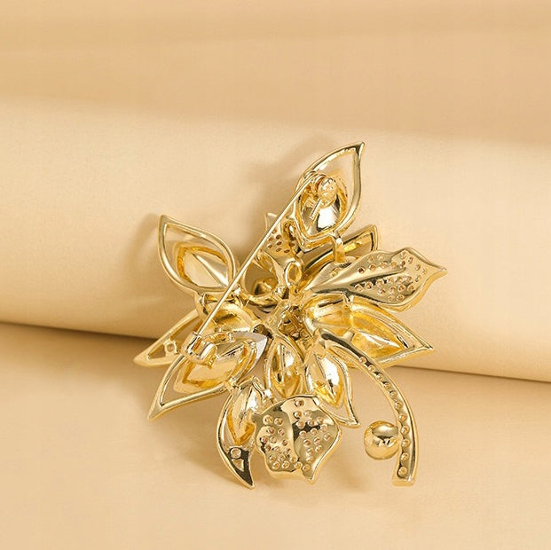 Blaue Blume mit Zirkonia – 14 Karat vergoldete Brosche