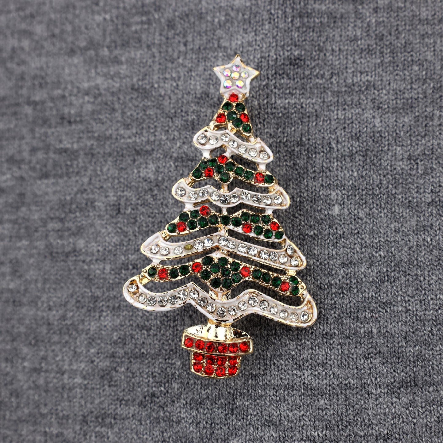 Weihnachtsbaum mit weißer Kette - bunte Weihnachtsbrosche