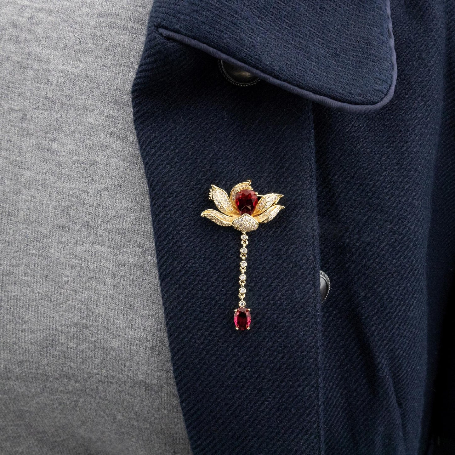 Blume mit Kette - 14K vergoldete Brosche