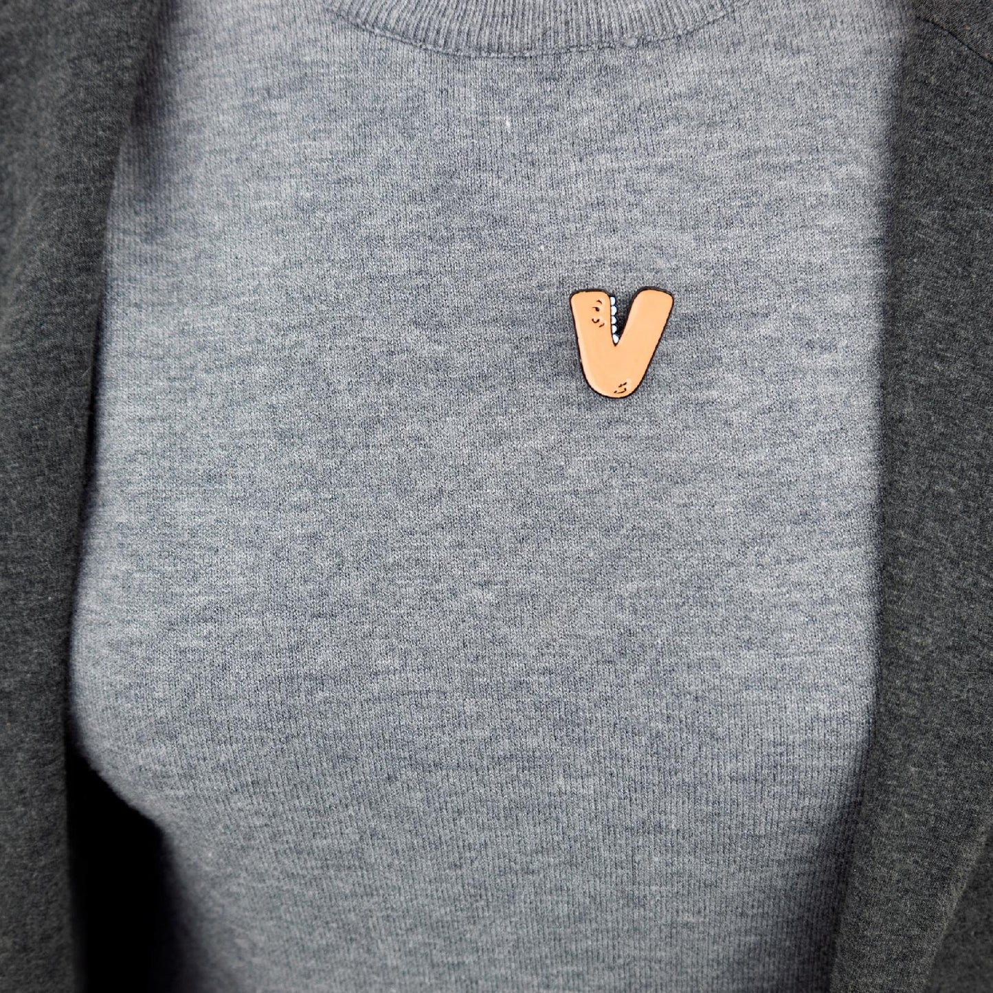 Buchstabe V mit Zähnen - gelbe Anstecknadel