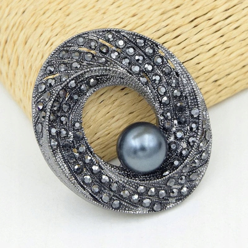 Barocke Brosche mit Perle