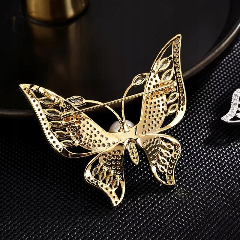 Schmetterling mit vergoldeter Zirkonia-Brosche