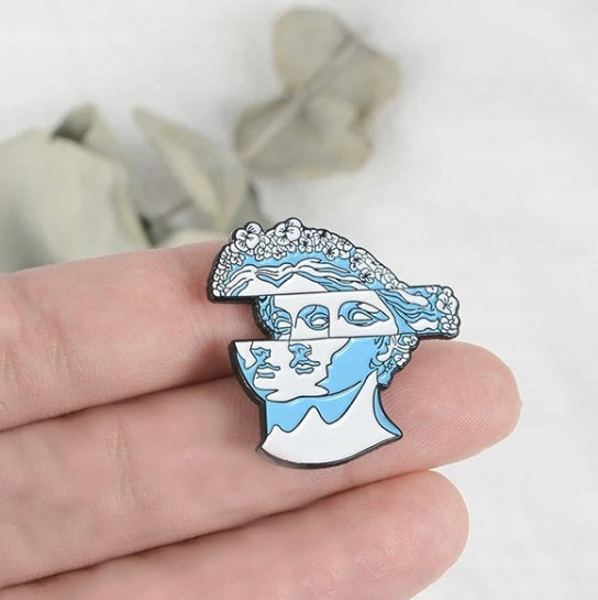 Skulptur mit abstraktem Motivstift
