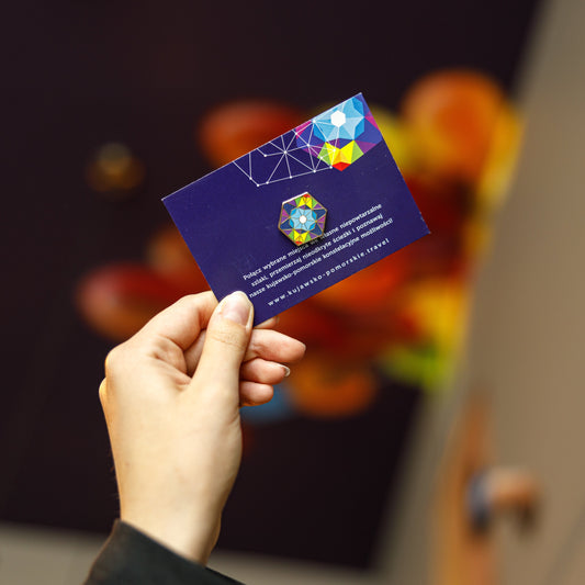 Geometria Perfekcji: Przypinka w Twardej Emalii