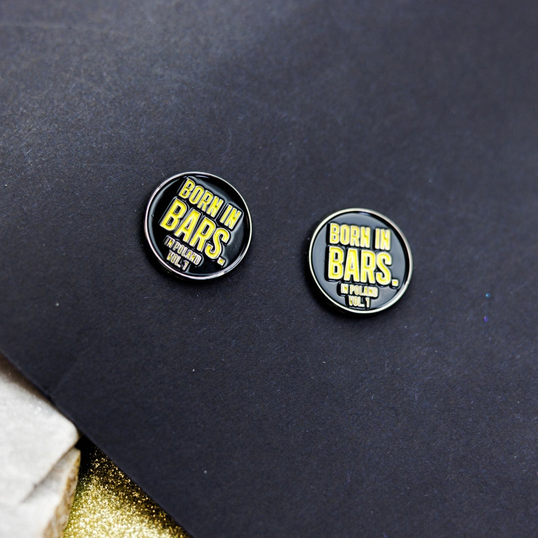 Przypinka Twarda Emalia „BORN IN BARS”
