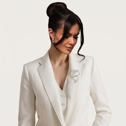 Elegancka broszka motyl z masą perłową i żółtym kamieniem elegancka
