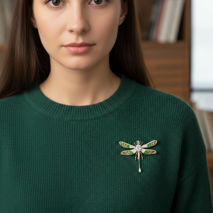 Grüne Libelle mit Zirkonia – 14 Karat vergoldete Brosche
