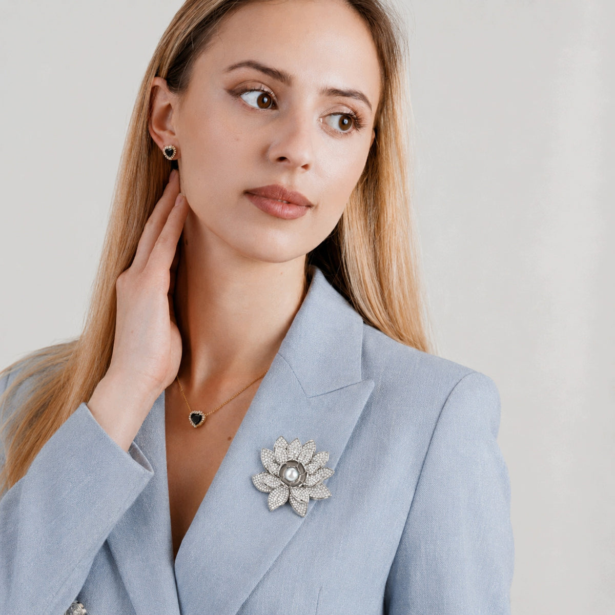 Broszka kwiat lotosu srebrna z perłą hodowlaną cyrkonie elegancka