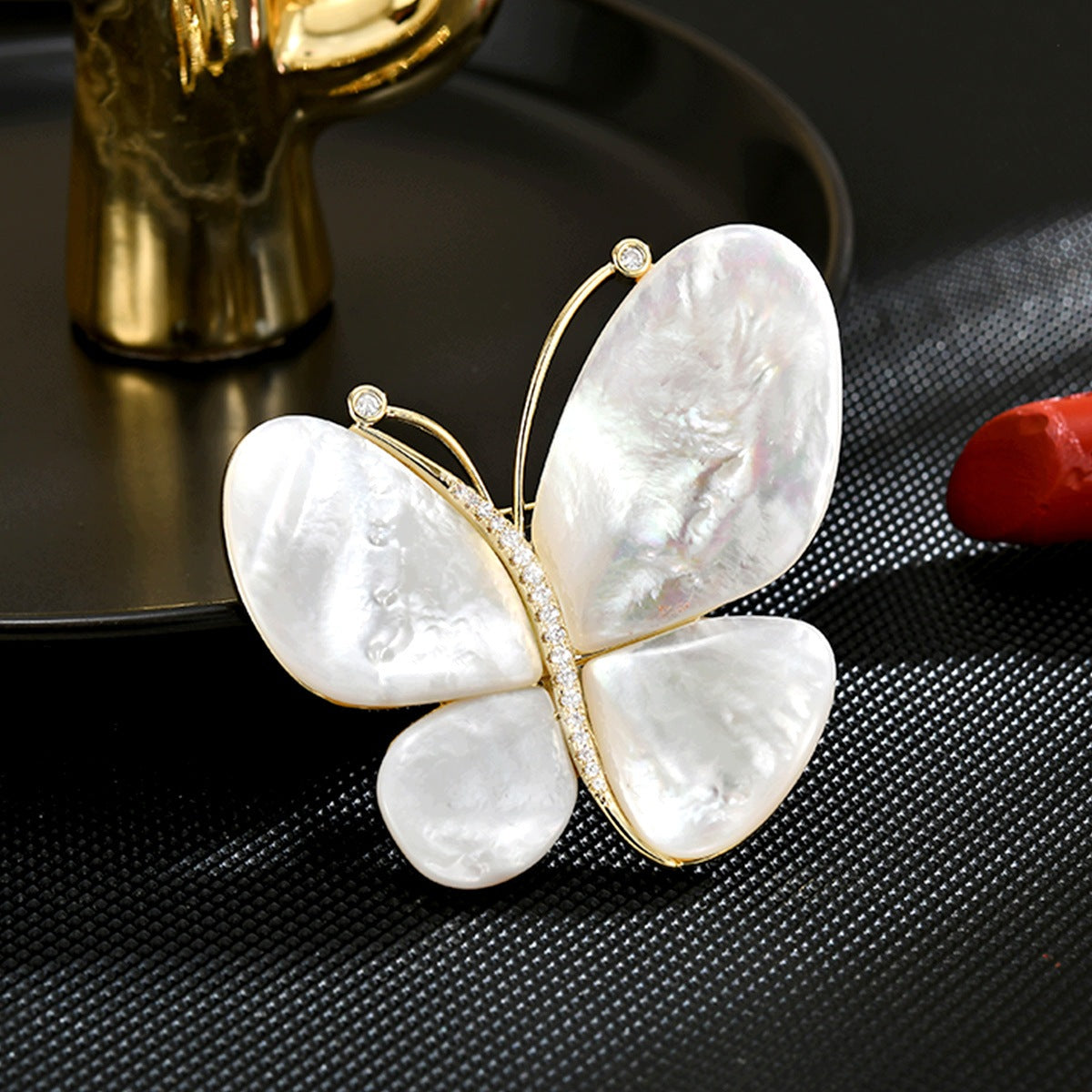Broszka motyl z masą perłową złota elegancka ozdoba do marynarki