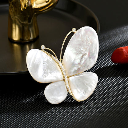 Broszka motyl z masą perłową złota elegancka ozdoba do marynarki