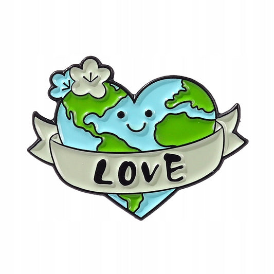 Umweltfreundlicher Pin mit einem Herz in Form des Planeten Erde und der Aufschrift „Love“