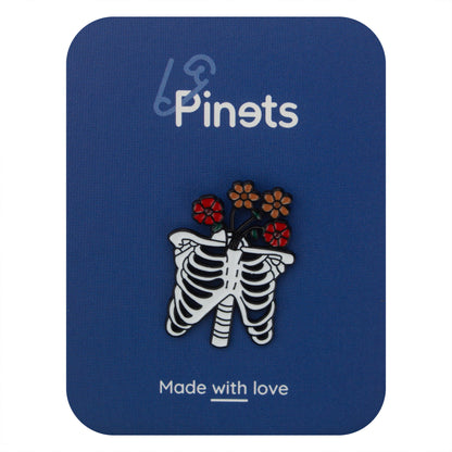 Szkielet z kwiatami przypinka - Pinets Polska