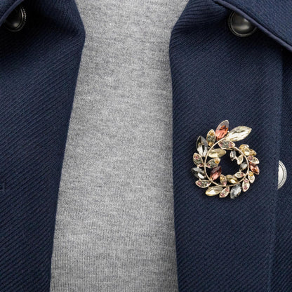 Kranz mit Blättern - Brosche mit Zirkonen verziert