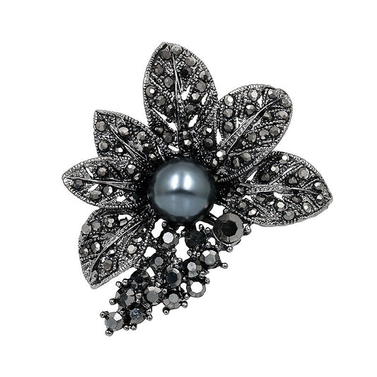 Schwarze Blume mit Perlenbrosche
