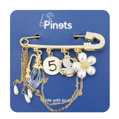 Goldene Sicherheitsnadel mit Anhängern