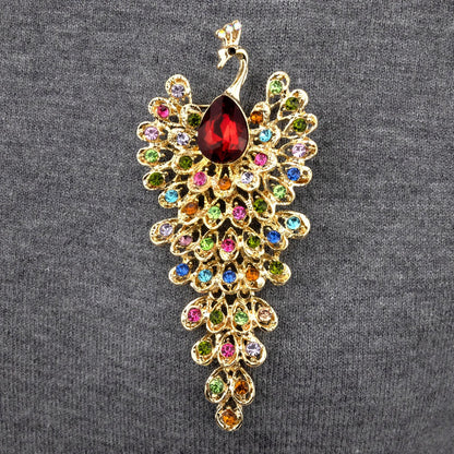 Pfau mit Zirkonen und beweglichem Schwanz – goldene Brosche