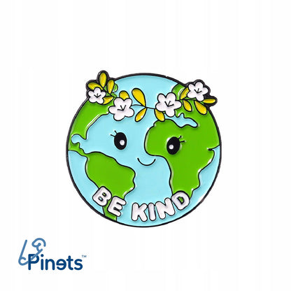 Ökologische Anstecknadel in Form des Planeten Erde mit einem Kranz und dem Slogan „Be Kind“
