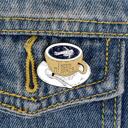 Kaffeetasse mit Kosmonauten-Anstecker