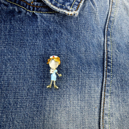 Krankenschwester im blauen Outfit - Brosche