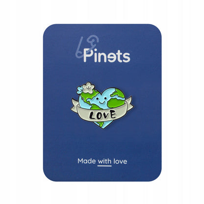 Umweltfreundlicher Pin mit einem Herz in Form des Planeten Erde und der Aufschrift „Love“